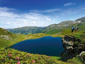 Les lacs scintillent comme des émeraudes dans le cercle de montagnes.