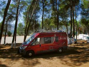 Campingplatz mit Ausblick – Erholung pur unter den Pinienbäumen bei Chefchaouen.