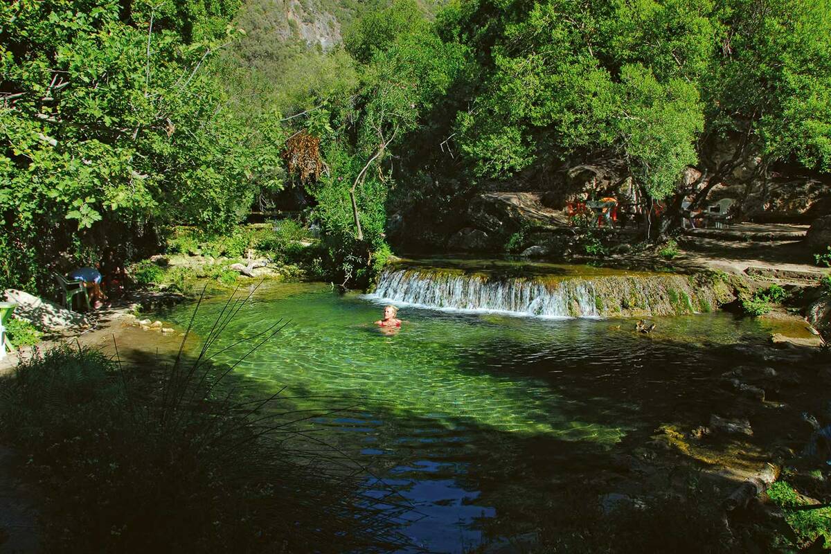 Erfrischung bei den Petit Cascade in Akchour – eine natürliche Wellnessoase.