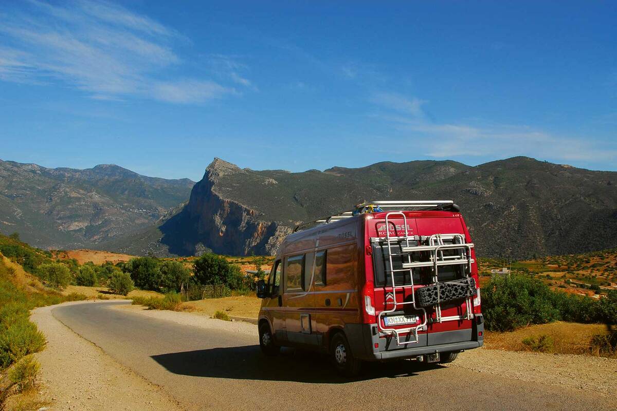 Hanffelder, so weit das Auge reicht – die grünen Landschaften des Rif-Gebirges.