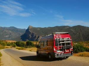 Hanffelder, so weit das Auge reicht – die grünen Landschaften des Rif-Gebirges.