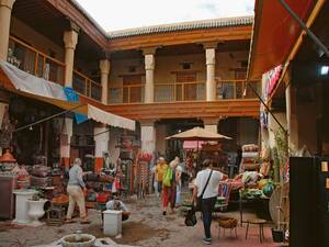 In den teils prachtvollen Innenhöfen in Marrakesch werden alle nur erdenklichen Waren angeboten.