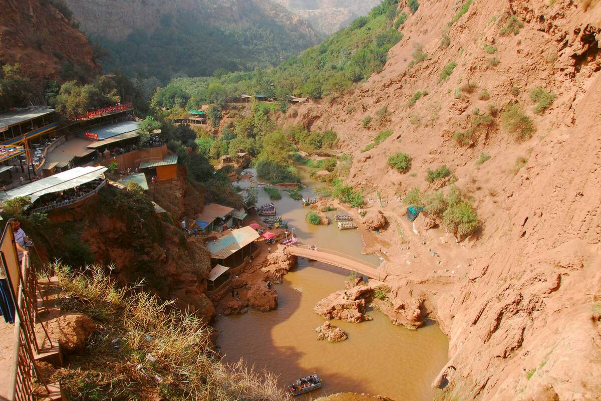 Die Cascade Ouzoud von oben – der Blick auf die schäumenden Wassermassen.
