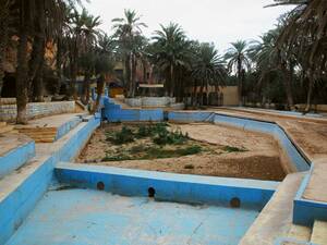 De la poussière là où jaillissait la Source Bleue. Un signe évident  du manque d'eau.