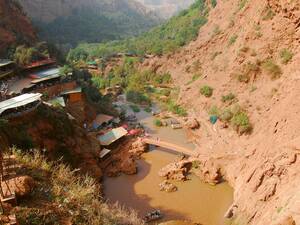  Les cascades d’Ouzoud et les masses d'eau écumantes vues d’en haut.