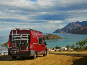 Cala Iris au bord de la Méditerranée : un lieu isolé dans un paysage côtier fascinant.