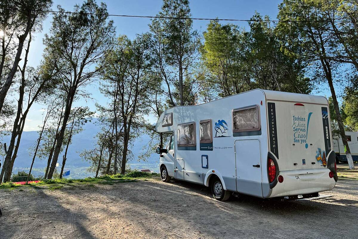 Wohnmobil-Stellplatz auf dem Campingplatz Azilan: Übernachtung mit Blick auf die «blaue Perle» Chefchaouen.