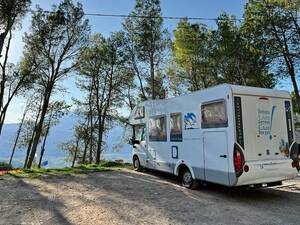 Emplacement pour camping-car dans le camping d’Azilan: dormir avec la vue sur Chefchaouen, la « perle bleue du Maroc ».