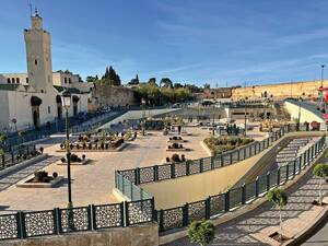 Mosquée Bab Bou Jeloud à Fès: en arrière-plan, la légendaire « Porte bleue » de la médina.