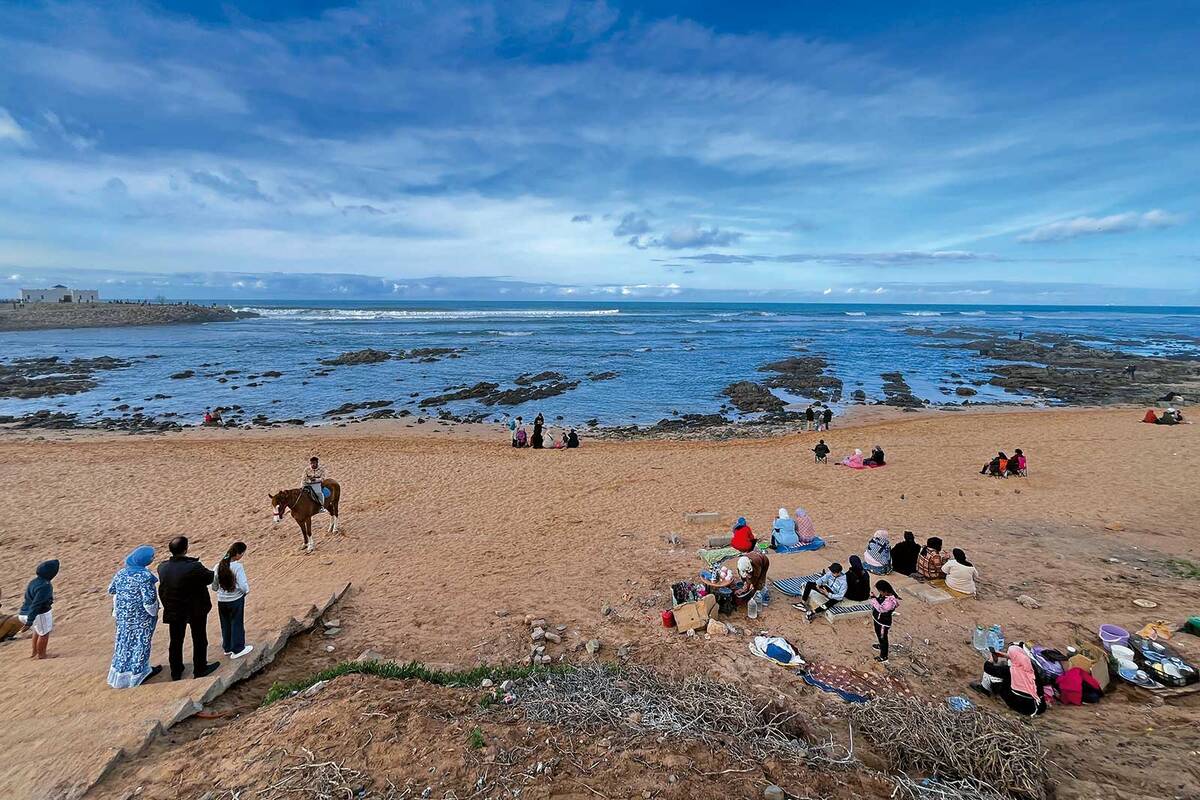 Profiter de la plage à Casablanca – pendant les tranquilles mois d’hiver, les habitants profitent de leur plage.
