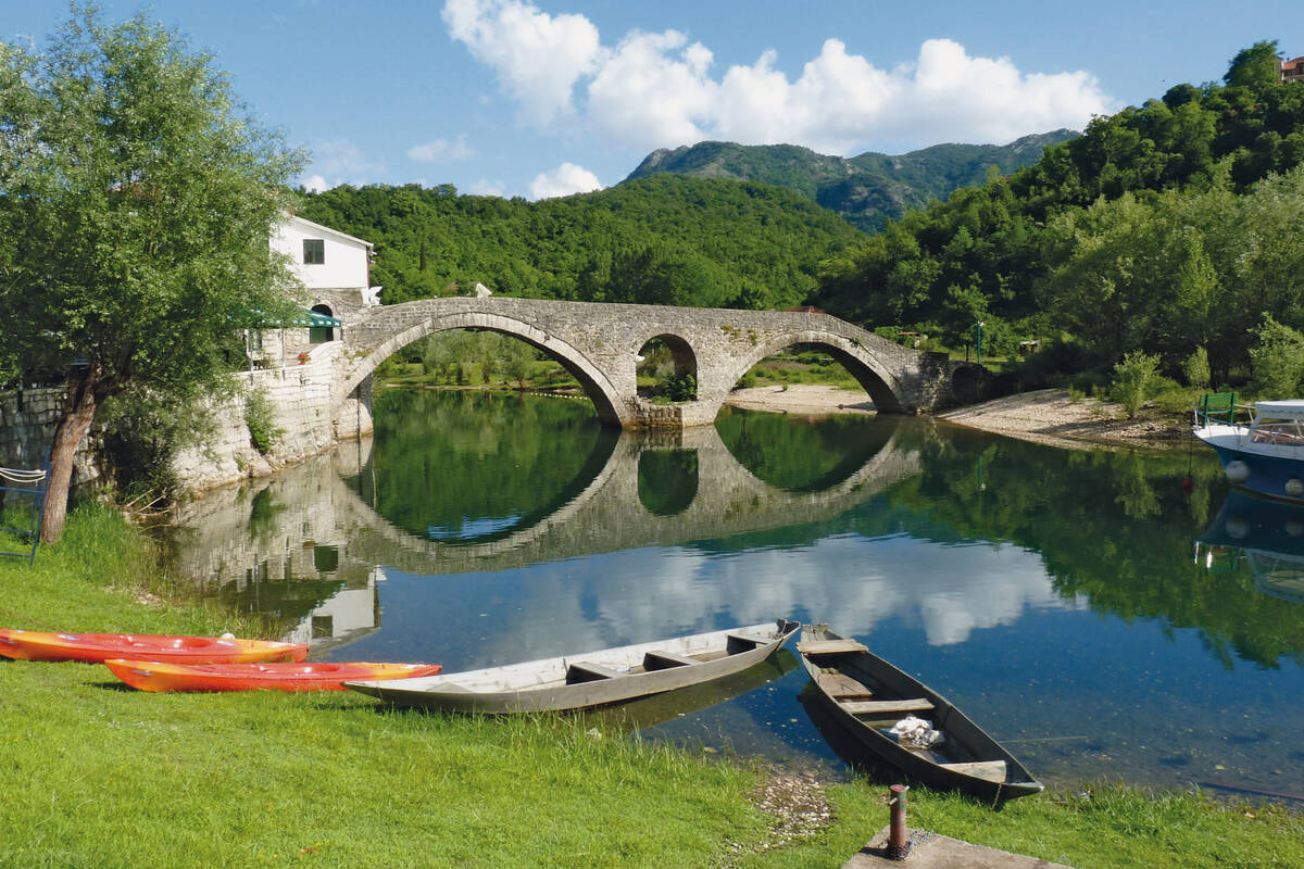 Rijeka Crnojevica ist allgemein für seine schöne Architektur und seine Steinhäuser bekannt. Das Wahrzeichen der Stadt ist jedoch die alte Brücke.