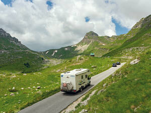Viele Strassen sind relativ schmal, doch auch bei Gegenverkehr entsteht kein Stress.