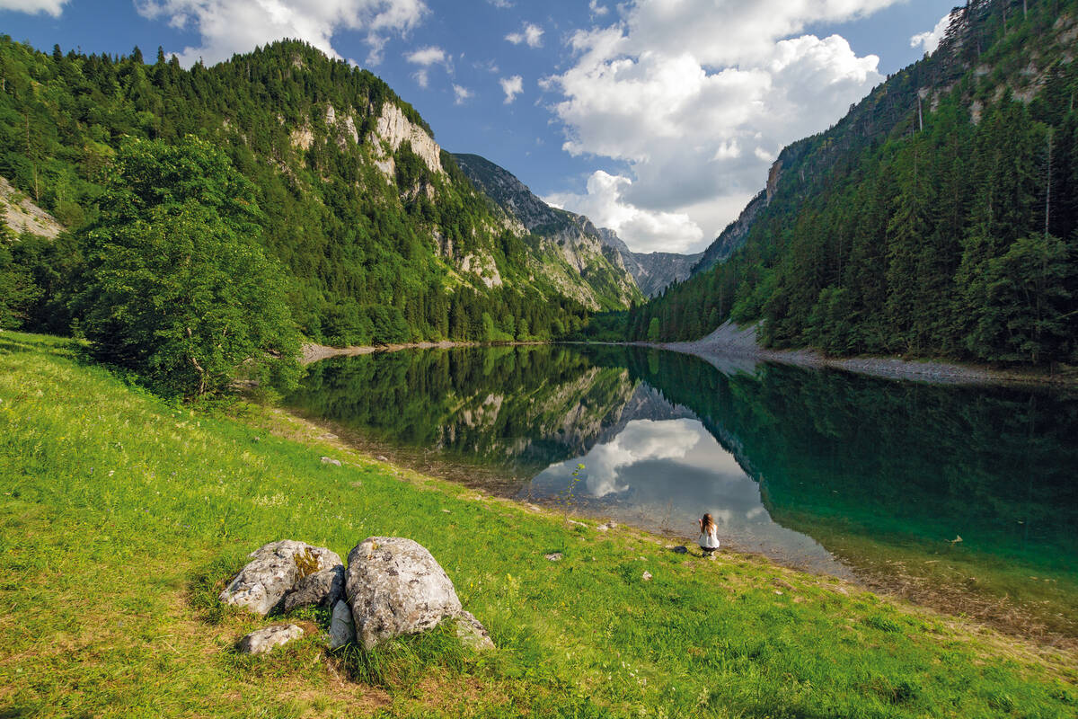 Wir kühlen die Füsse im Kristallklaren Wasser.