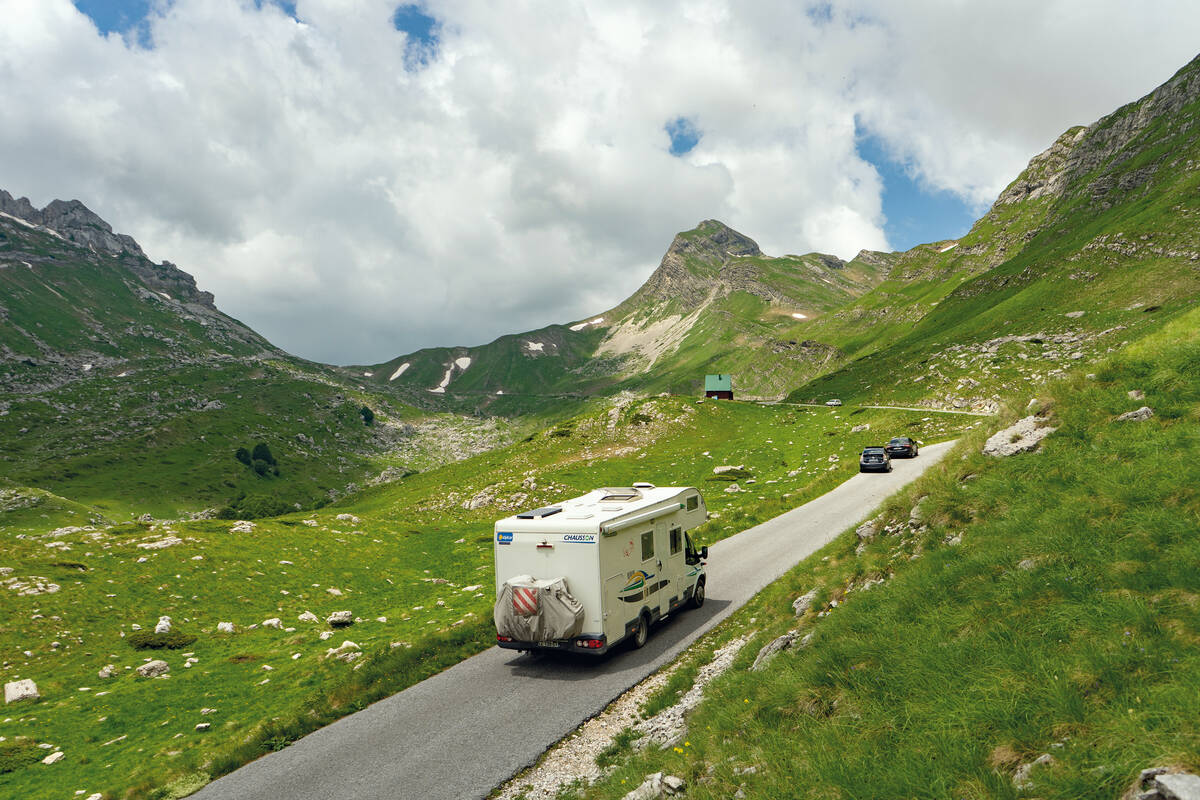 De nombreuses routes sont  relativement étroites mais la circulation en sens inverse ne génère aucun stress.