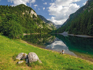 Un bain de pieds rafraîchissant dans une eau cristalline.