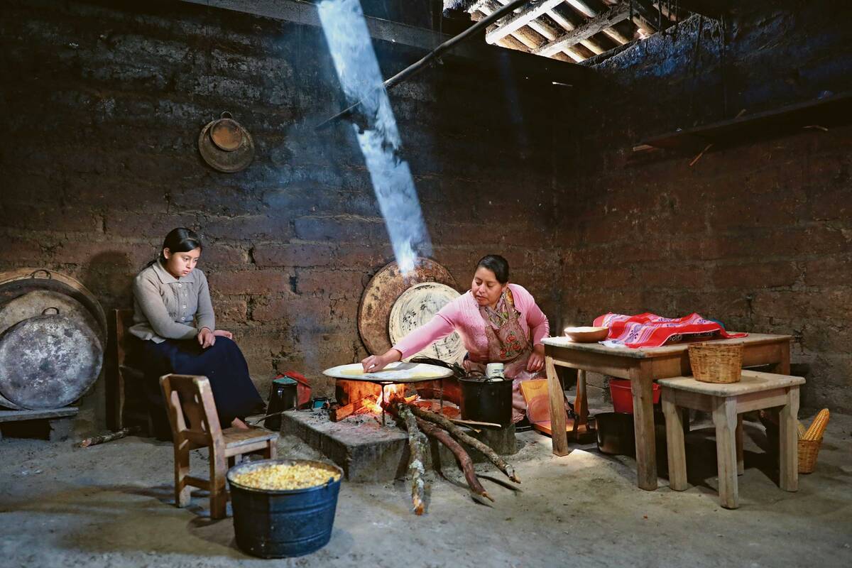Wir schauen im rund 30 000 Einwohner starken Zinacantán  einer Tortilla-Bäckerin zu.