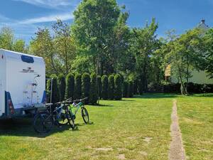 De nombreux campings polonais offrent un grand choix de places à ceux qui voyagent au printemps.
