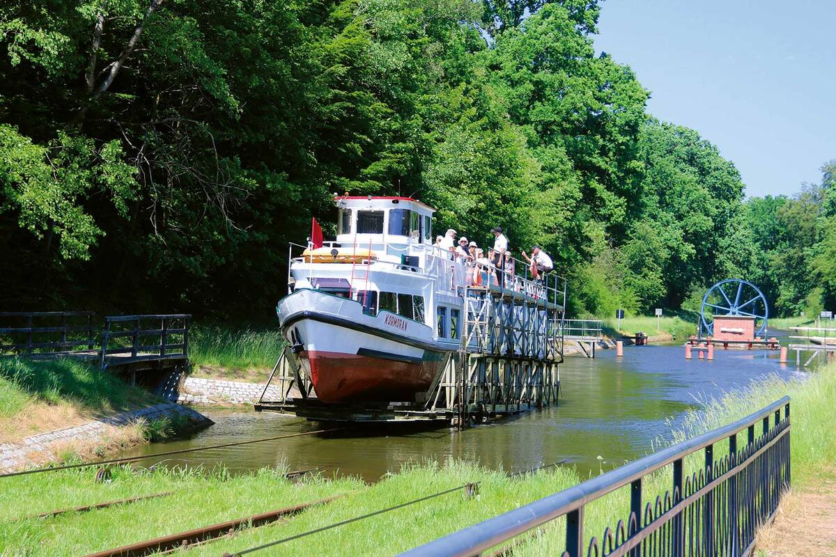 Moment inoubliable du voyage : les cinq plans inclinés du canal de l’Oberland. Ici, les bateaux sont transportés sur des rails à travers la terre ferme.