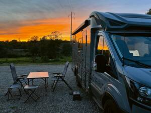 Wir geniessen die Abendstimmung vor dem Wohnmobil auf dem Campingplatz ausserhalb Tavira.