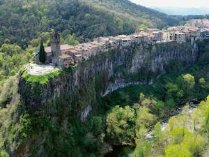 Castellfollit de la Roca, eine katalanische Gemeinde in der Provinz Girona im Nordosten Spaniens, wurde auf 50 Meter hohen Basaltblöcken gebaut.
