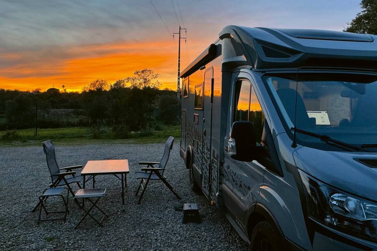 Dans un camping à l’extérieur de Tavira, nous apprécions le crépuscule devant notre camping-car.