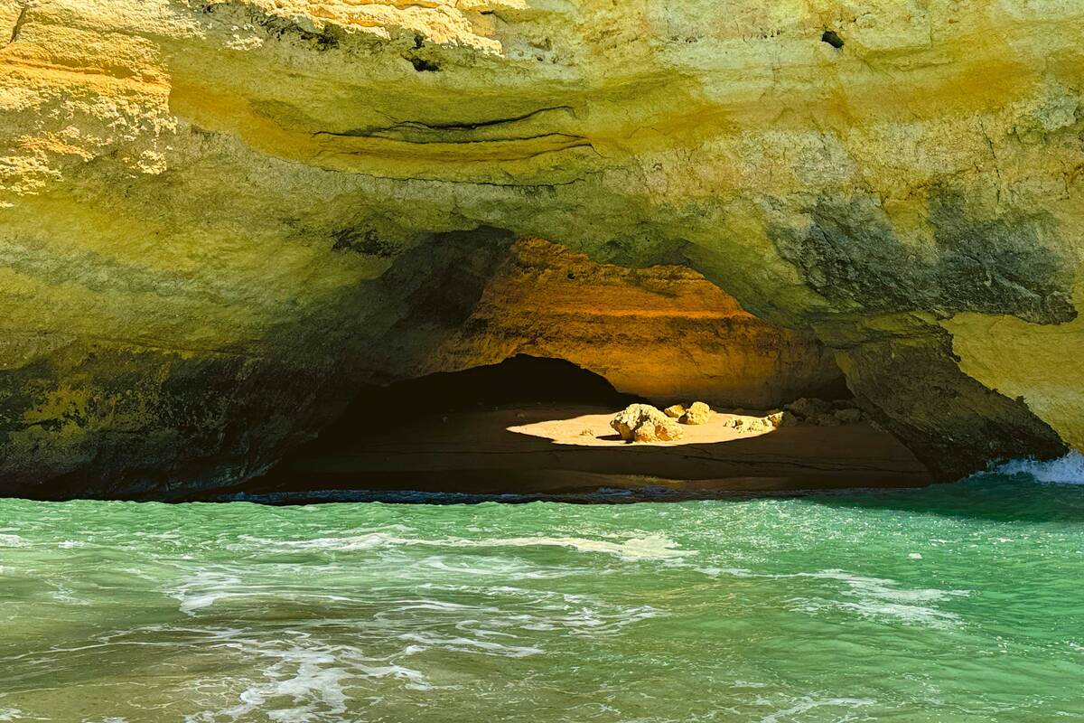 La grotte de Benagil, l’arche naturelle de 20 mètres de haut s’ouvre sur l’océan Atlantique et on y accède idéalement en kayak ou en bateau.