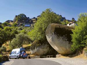 Riesige Felsbrocken zaubern im Bergdorf Monsanto eine mystische Atmosphäre.