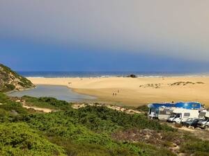 Parkplatz «Bordeira» an einer kleinen Süsswasser-Lagune.