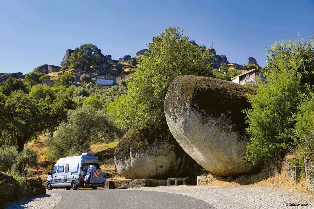 D'énormes rochers évoquent une atmosphère mystique dans le village de montagne de Monsanto.
