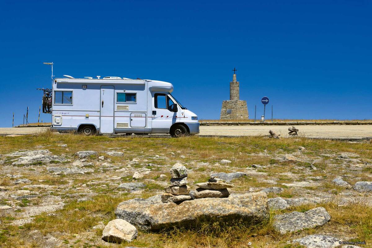 Une halte au sommet, près de la Tour, à 1993 mètres d’altitude.