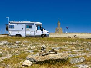Une halte au sommet, près de la Tour, à 1993 mètres d’altitude.