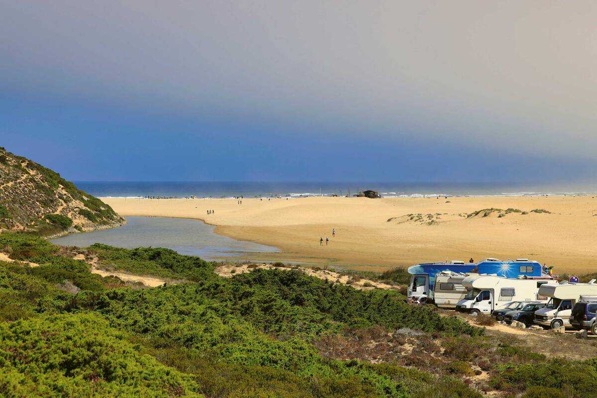 Le parking « Bordeira » au bord d’une petite lagune d’eau douce.