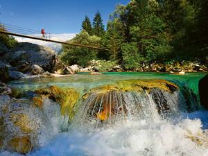 Zwischen Boveč und Trenta führen die Wander- und Fahrradrouten öfter über die Soča.