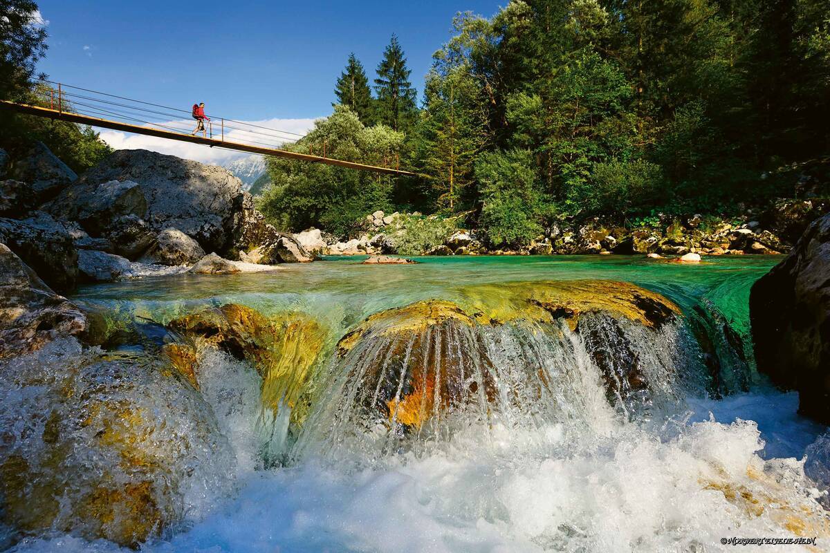 Zwischen Boveč und Trenta führen die Wander- und Fahrradrouten öfter über die Soča.