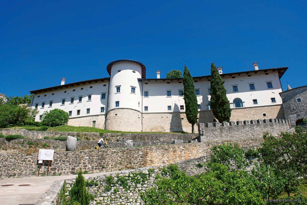 Die Auffahrt nach Štanjel.