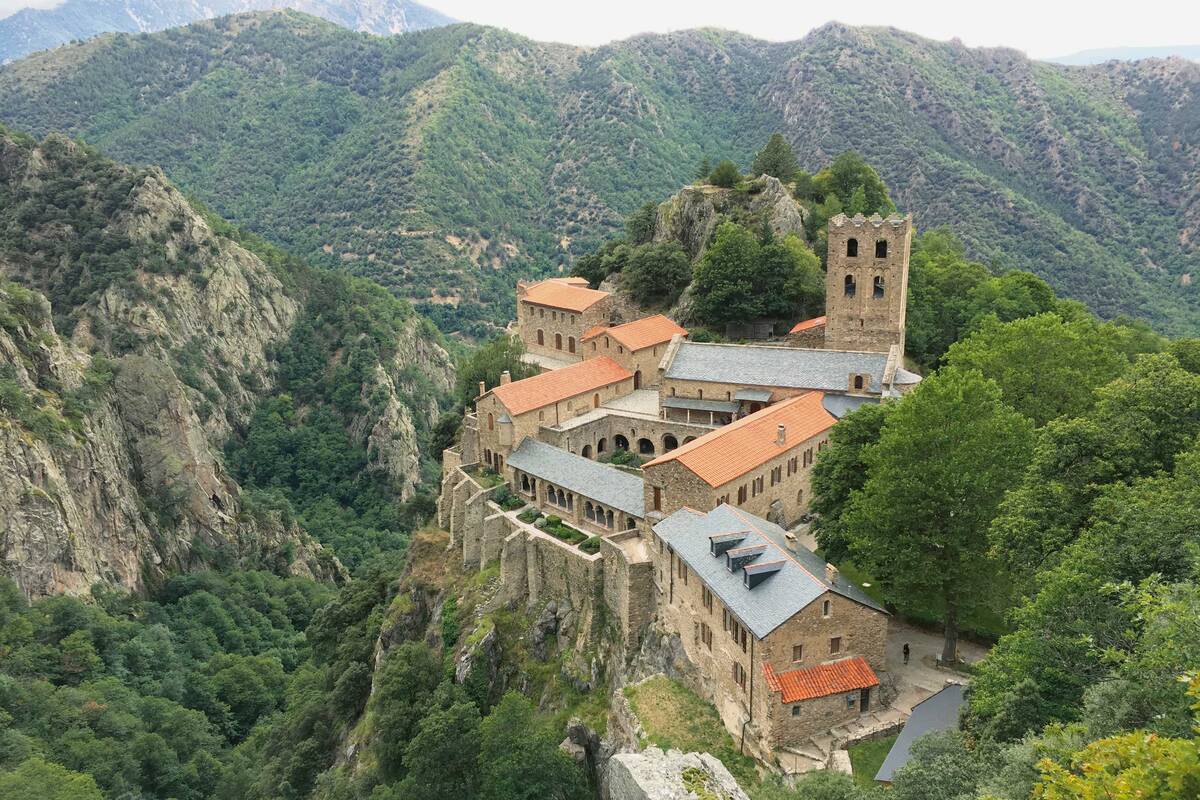 Start der Pyrenäen-Tour kurz hinter Perpignan. Blick auf das Kloster St. Martin du Canigou am Fusse des gleichnamigen Gipfels und oberhalb des kleinen Dorfes Casteil.
