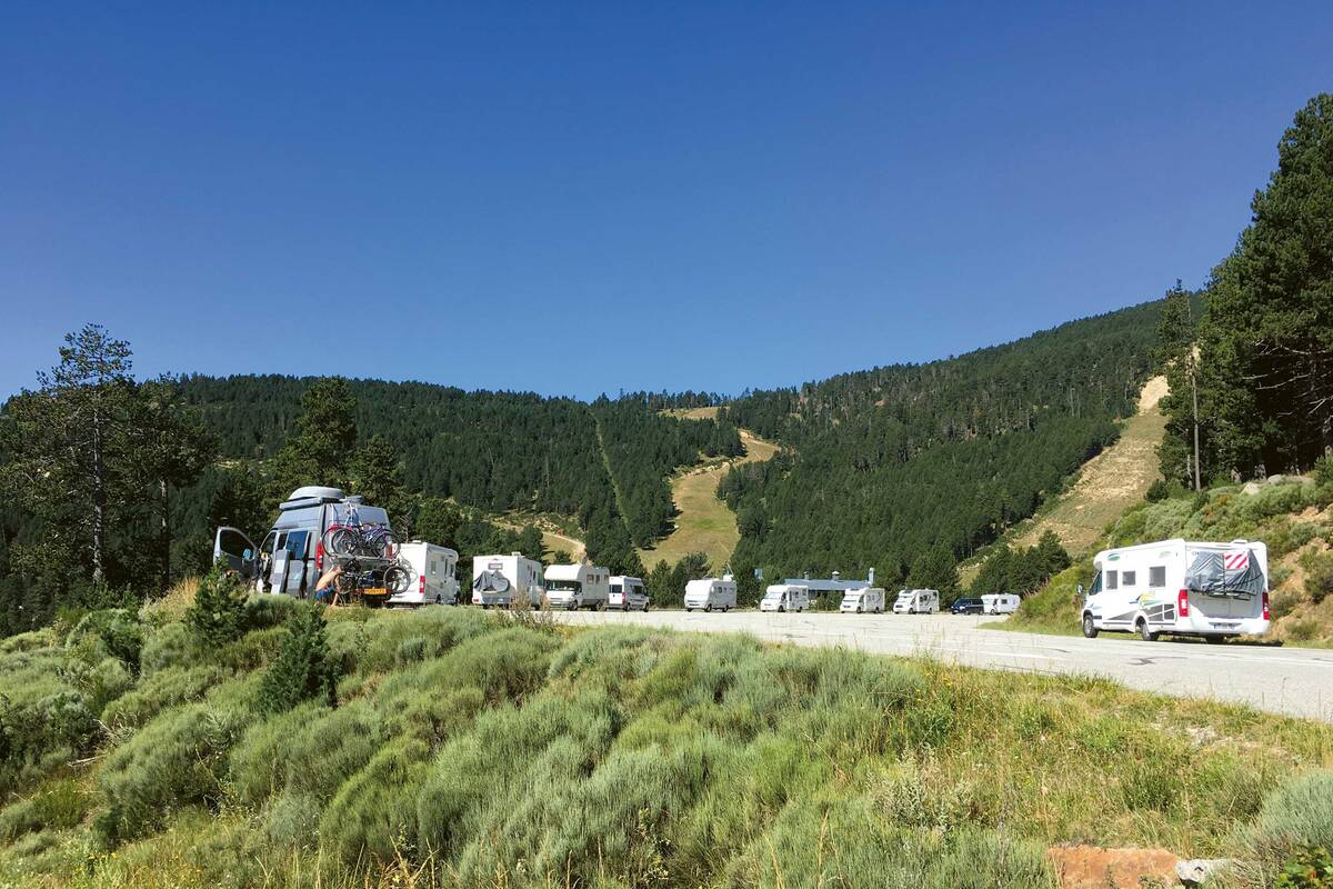 Im beliebten Wintersportort Les Angles geht es im Sommer eher beschaulich zu und her. Wohnmobile dürfen auf dem riesigen Bergbahnen-Parkplatz oberhalb des Ortes abgestellt werden.