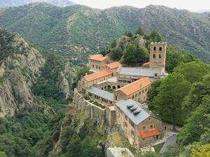 Notre tour des Pyrénées débute juste après Perpignan. Vue sur l’abbaye Saint-Martin-du-Canigou, située au pied de la montagne du même nom et au-dessus du petit village de Casteil.