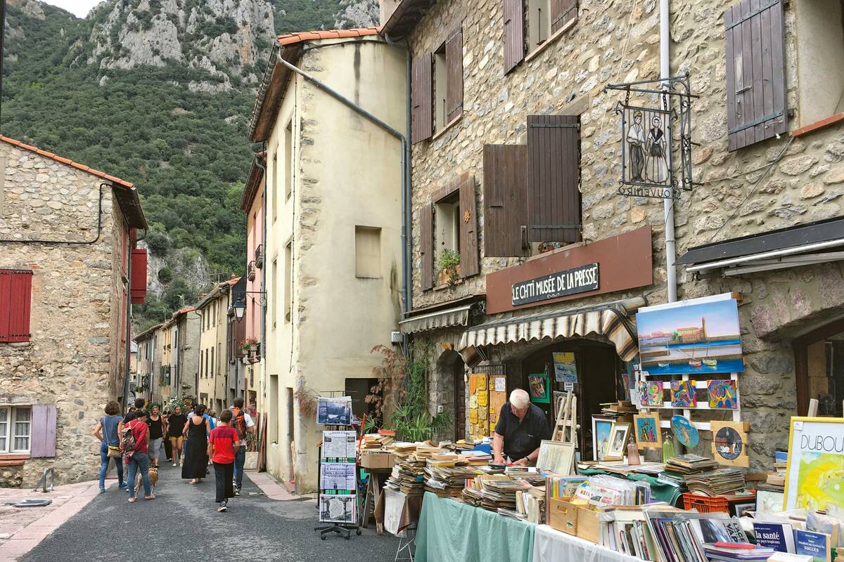 Dans les étroites rues pavées de la cité fortifiée de Villefranche-de-Conflent (200 habitants), qui compte parmi les plus beaux villages de France.