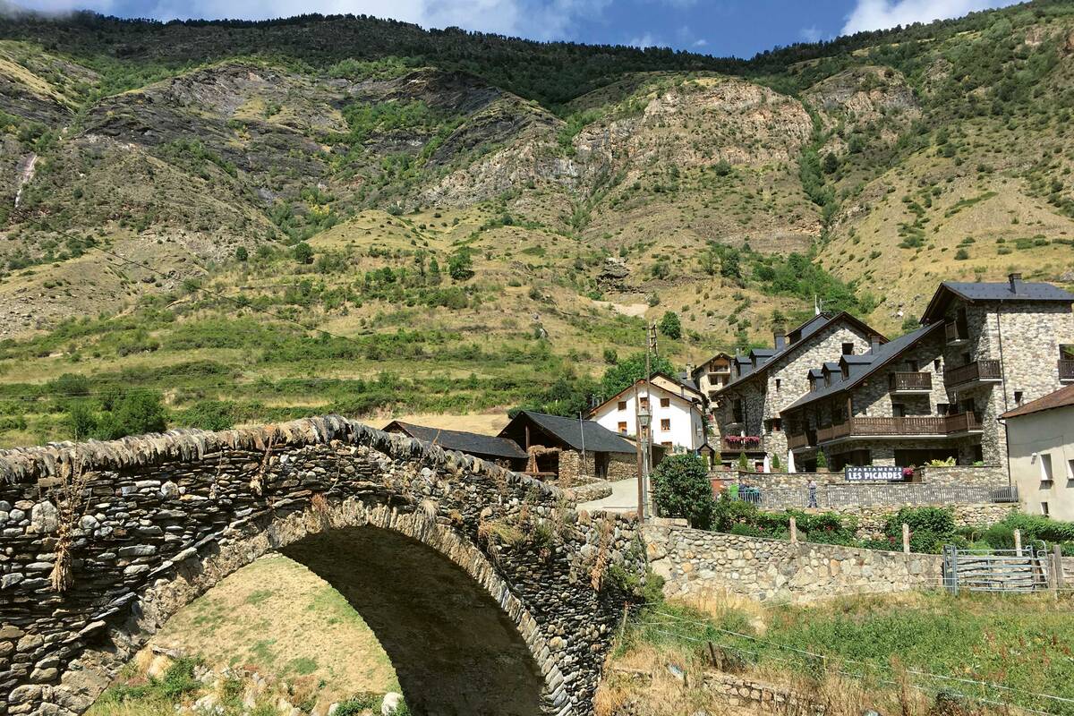 Les villages de montagne des Pyrénées ont conservé beaucoup de leur caractère authentique avec leurs maisons et ponts typiques en pierre.