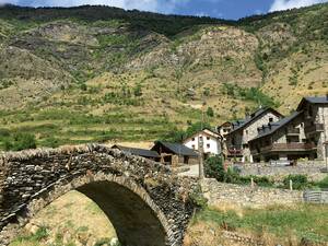 Les villages de montagne des Pyrénées ont conservé beaucoup de leur caractère authentique avec leurs maisons et ponts typiques en pierre.