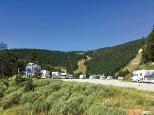 La station de sports d’hiver des Angles, très populaire, est plutôt calme en été. Les camping-cars peuvent stationner sur l’immense parking des remontées mécaniques, situé au-dessus du village.
