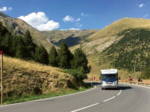 Sur l’une des nombreuses routes de col à Andorre. Celles-ci sont très sinueuses, mais en bon état.