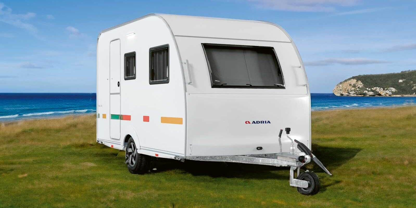 Proposée en deux catégories de poids, l’Aviva Lite 300 LH est, dans sa version O1 (jusqu’à 750 kg), la caravane la plus légère jamais construite par Adria.