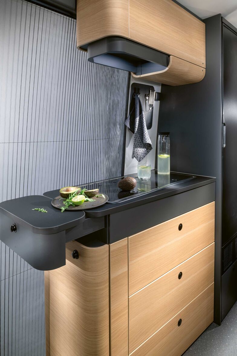 Le bloc cuisine avec plan de travail robuste et grands tiroirs Soft Close.