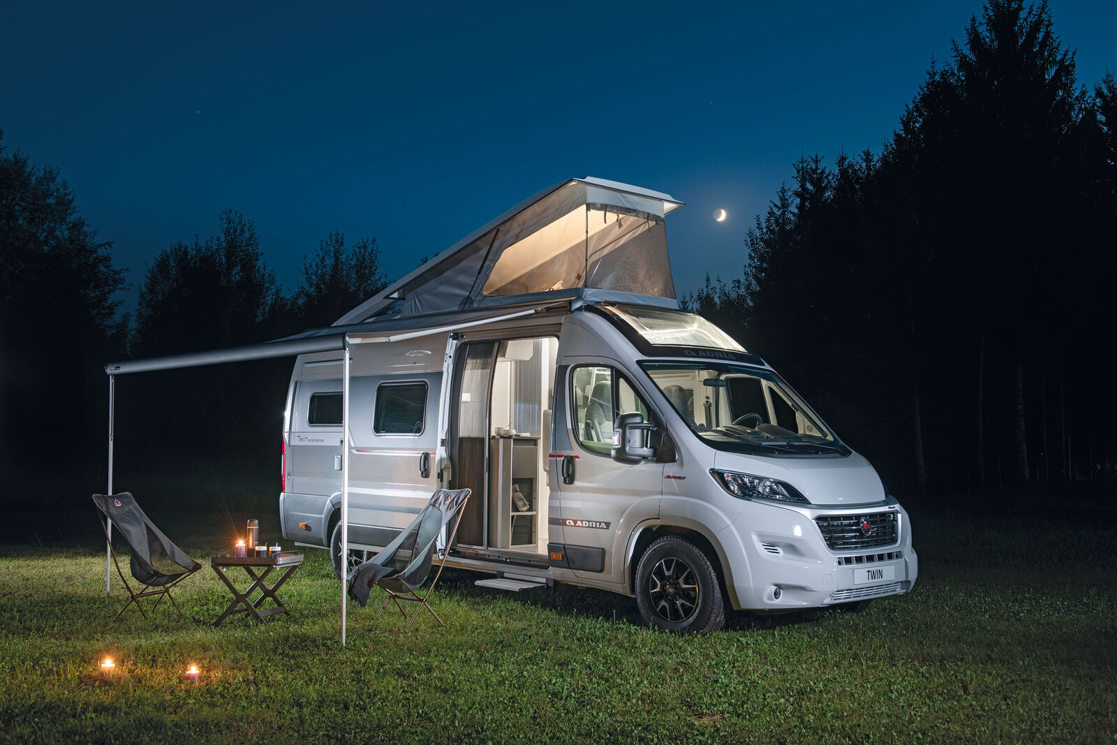 Il est possible d’installer une climatisation ou un auvent malgré le toit relevable.