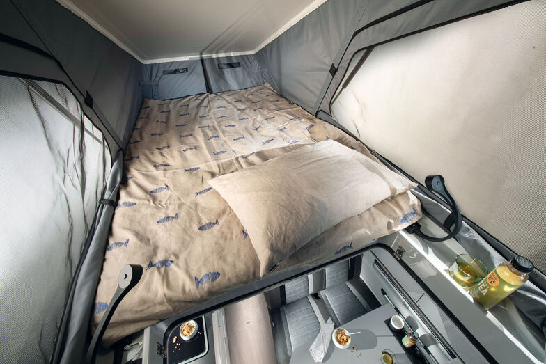 Le lit du toit relevable mesure 1,2 m de large pour 2 m de long.