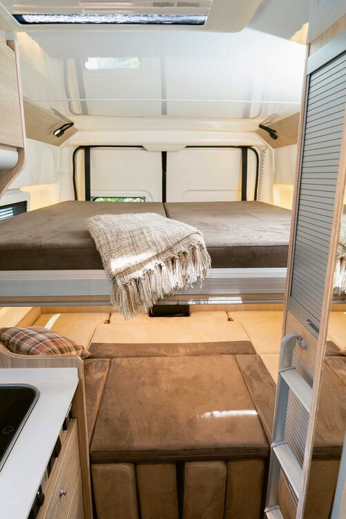 Avec la banquette arrière rabattue et le lit pavillon, on obtient des couchages de taille suffisante.