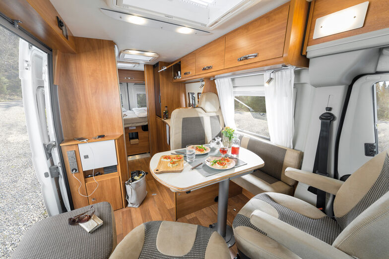 Pössl fusionne van de camping et implantation de camping-car.