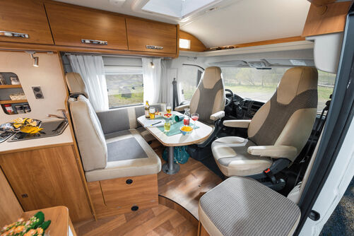 Le séjour offre trois places assises, mais le véhicule a été pensé pour deux personnes.